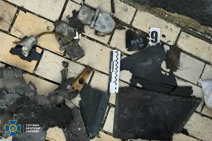 СБУ показала уламки російського дрона "Герань-2", яким рф вдарила по Лаврі