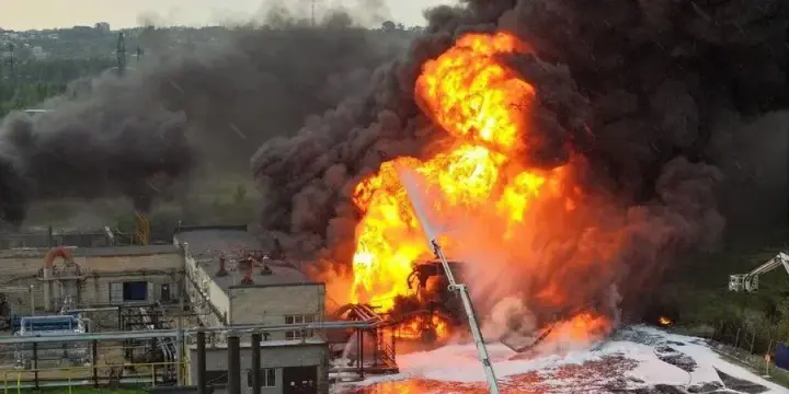 Fuel collapse in Russia has already begun – strikes on oil refineries hit the army, transport, and Russians' pockets, says energy expert