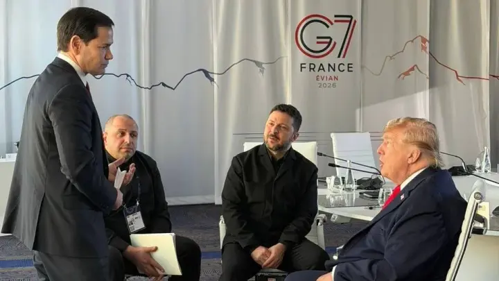 Зеленський на саміті G7 показав Трампу фото наслідків російського удару по Лаврі - Reuters