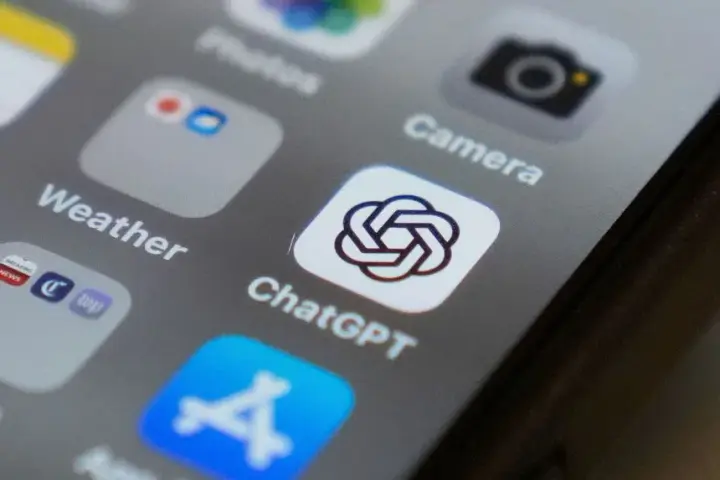 Доля ChatGPT на рынке ИИ-ассистентов впервые упала ниже 50 процентов