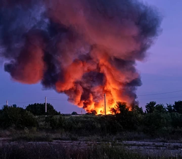 Поблизу шебекіного на бєлгородщині спалахнула пожежа на складі після повідомлень про проліт дрона