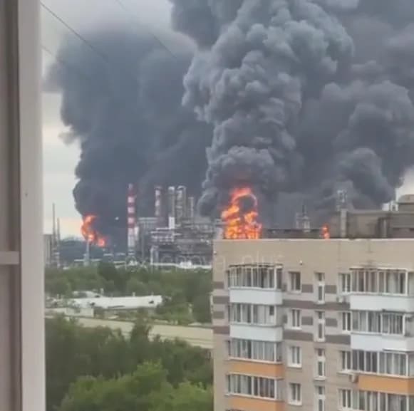 Мер москви визнав влучання безпілотників по московському НПЗ під час масованої атаки