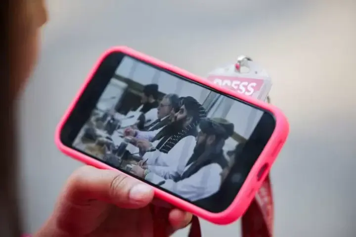Taliban bans smartphones for civil servants and threatens to smash violators' devices