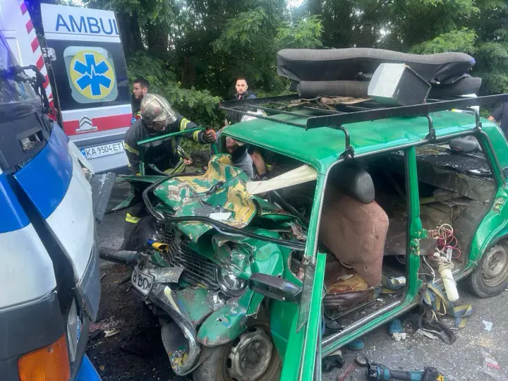 Авто, де перебувало шість дітей, потрапило у ДТП під Києвом: загинув дворічний малюк