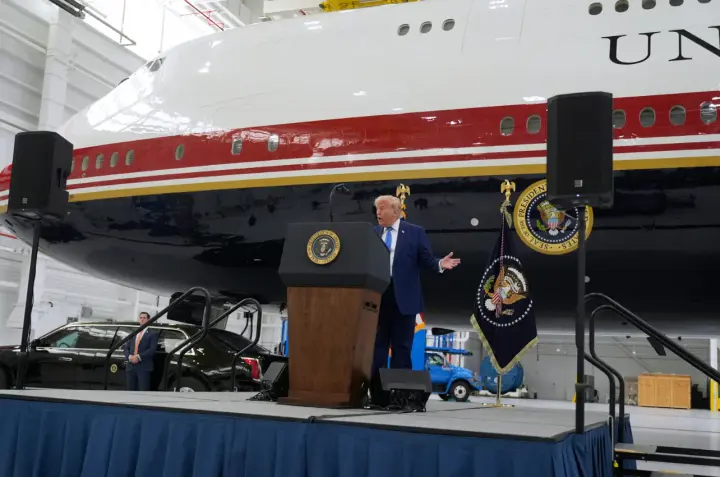 Трамп представив новий президентський літак Air Force One та назвав його "літаючим Білим домом"