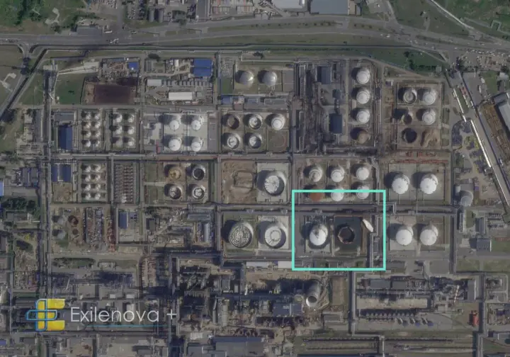 Satellite images of the Moscow oil refinery in Kapotnya after the Ukrainian FP-1 drone strike have been shown online