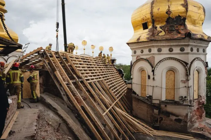 Emergency repair works are ongoing in the Lavra after the russian attack, 70% of the roof of the Assumption Cathedral is covered - Ministry of Culture