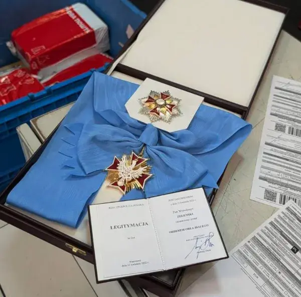 Zelenskyy sent the Order of the White Eagle back to the President of Poland via "Nova Poshta"