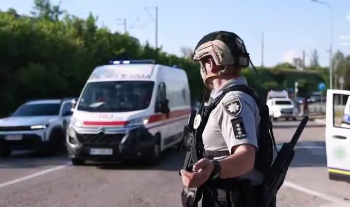 Перші хвилини після удару КАБАами по Запоріжжю потрапили на бодікамери патрульних