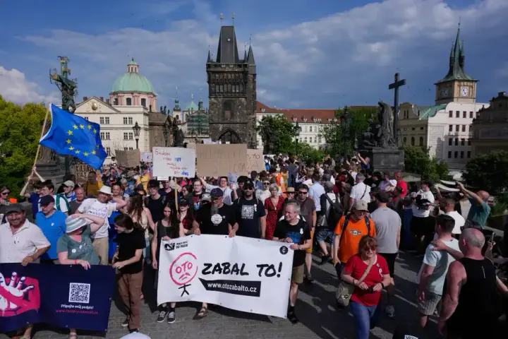 Тисячі людей вийшли на протест у Празі через реформу фінансування суспільних ЗМІ
