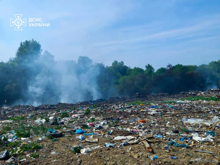 На Львівщині гасять пожежу на колишньому сміттєзвалищі, її площа сягає 750 кв. м