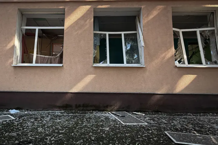 У Сумах російський КАБ пошкодив дитячий навчальний заклад, поранено двох працівниць