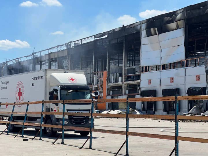 Під час атаки на Київ знищено склад Українського Червоного Хреста з гуманітарною допомогою