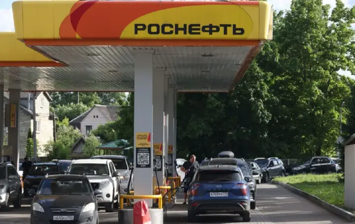 Топливный шок: цены на бензин в России выросли на 20% за год - СЗР