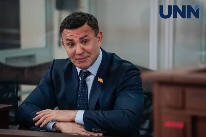 Тищенко после суда пытался подраться с экс-бойцом "Азова", который кидал в него помидорами