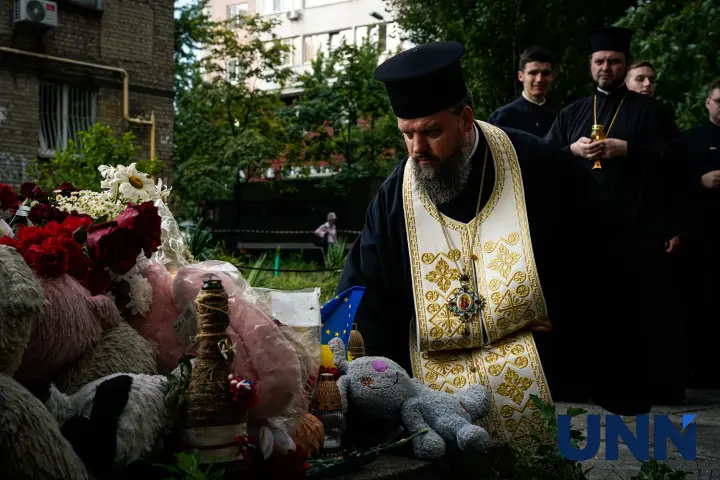 In Kyiv, monks held a prayer for the dead near the destroyed building