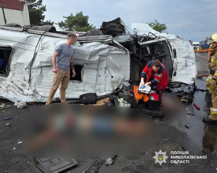 Minibus collided with a truck on the highway from Odesa to Mykolaiv, many casualties