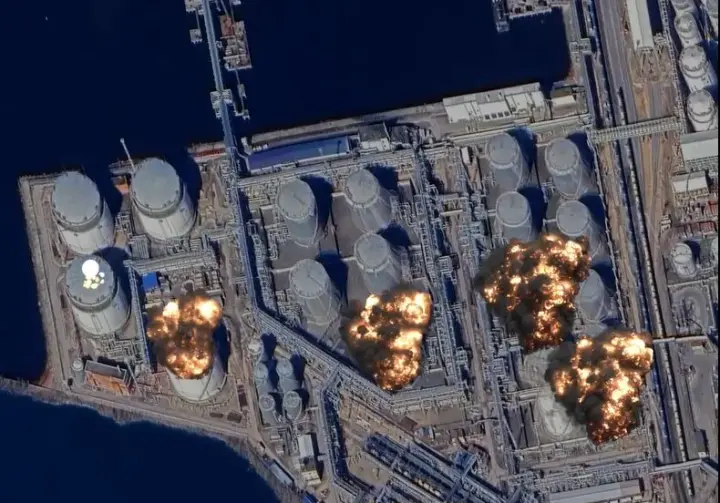 "Кронштадт" та нафтовий термінал горять: перші офіційні деталі ураження