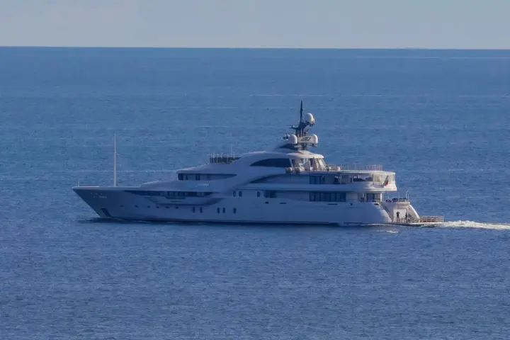Суперяхта путіна залишає Балтійське море під охороною військових кораблів через загрозу українських дронів – ЗМІ