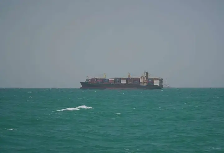 Armed attackers attacked a cargo ship off the coast of Yemen in the Red Sea