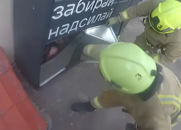 In Rivne, a girl got stuck in a parcel locker compartment - rescuers freed her