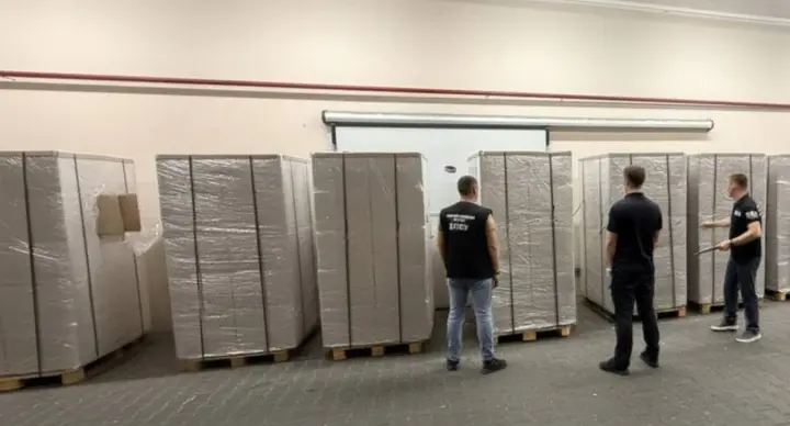 Перевозив контрабандні цигарки на 15 млн грн під виглядом полуниці - водій з Молдови отримав підозру