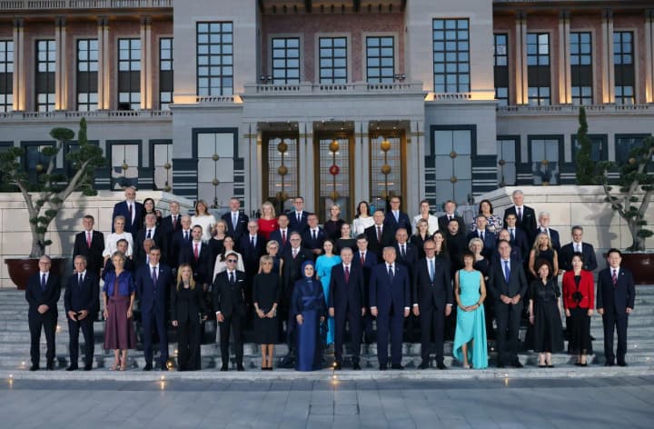Состоялись все запланированные на сегодня встречи и еще несколько вне плана - Зеленский показал фото с лидерами стран НАТО