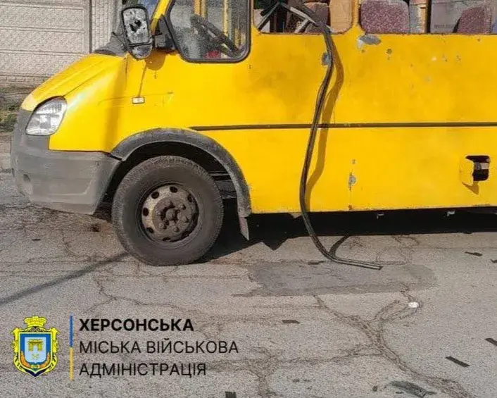В Херсоне российский дрон атаковал маршрутку, есть погибшая и раненые