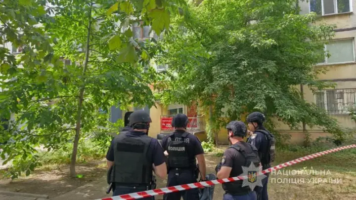 In Odesa, a man who locked himself in a barbershop with people was taken to the police station, no weapon found - police