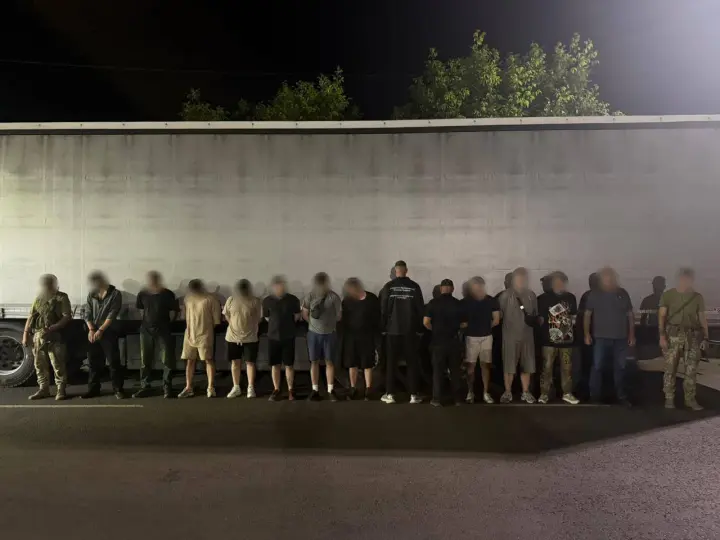 На кордоні на Одещині виявили 10 чоловіків у вантажівці зі стаканами та кришками, що прямувала до Молдови