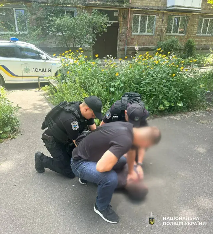 У Києві затримали військовослужбовця СЗЧ, який із гранатою напав на працівницю кафе