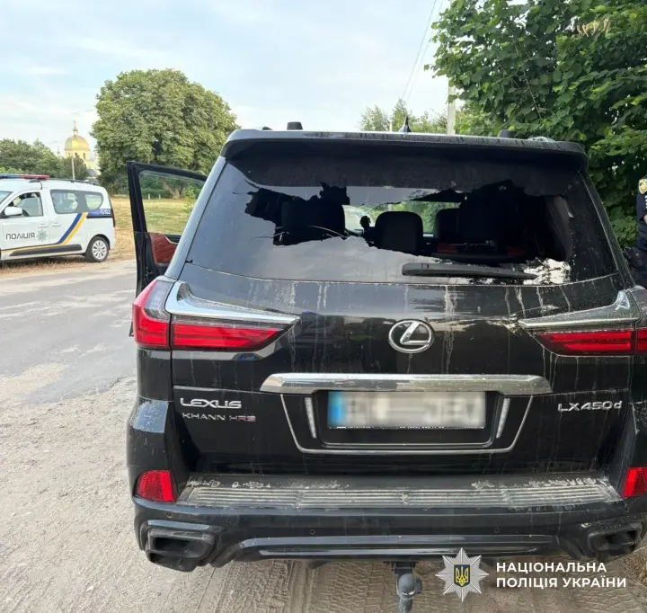 На Львівщині чоловік з автомата обстріляв Lexus і поранив водія - стрільця затримали