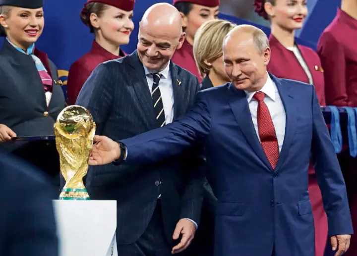 УЄФА блокуватиме повернення російських команд у світовий футбол - The Guardian