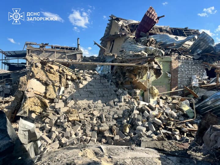 росія завдала авіаударів по Запоріжжю, є четверо поранених та руйнування