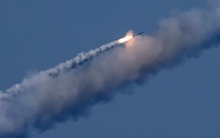 У Києві пролунала серія вибухів під час атаки балістичними ракетами, працює ППО