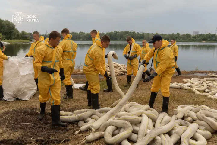 In Kyiv, the second week of cleanup of the consequences of pollution of Lake Kyrylivske after a Russian shelling is ongoing