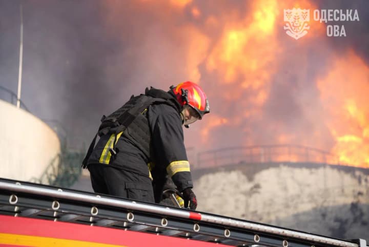 На Одещині спалахнув резервуар з олією після атаки рф, пожежу ліквідували - ОВА