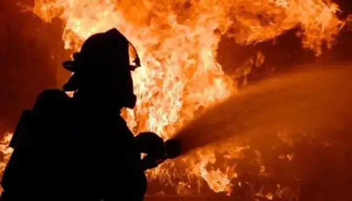 An administrative building caught fire in the Podilskyi district of Kyiv