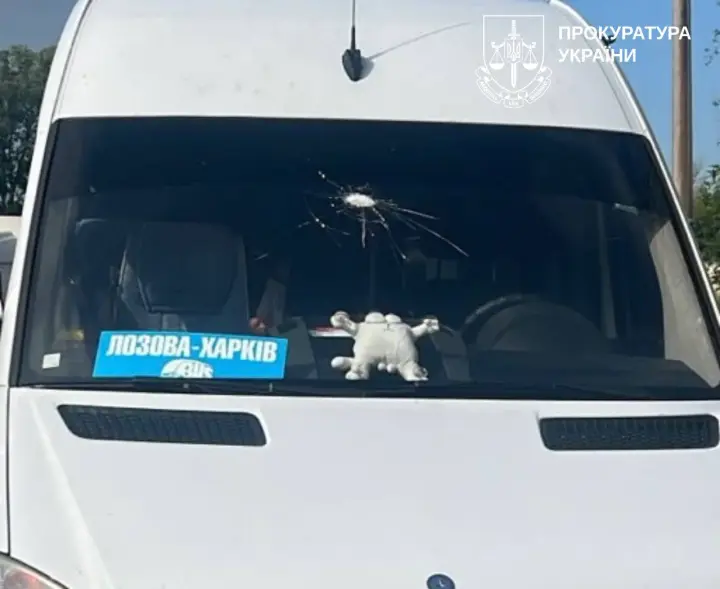 У передмісті Харкова ударом рф дроном зачепило мікроавтобус, четверо поранених