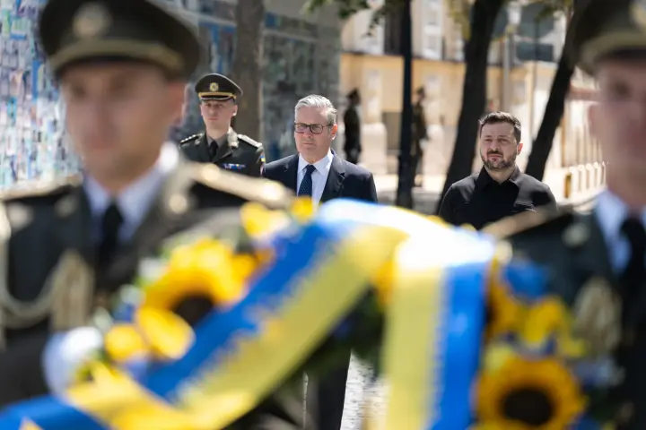 Зеленський зустрівся зі Стармером у Києві, лідери віддали шану полеглим українським воїнам