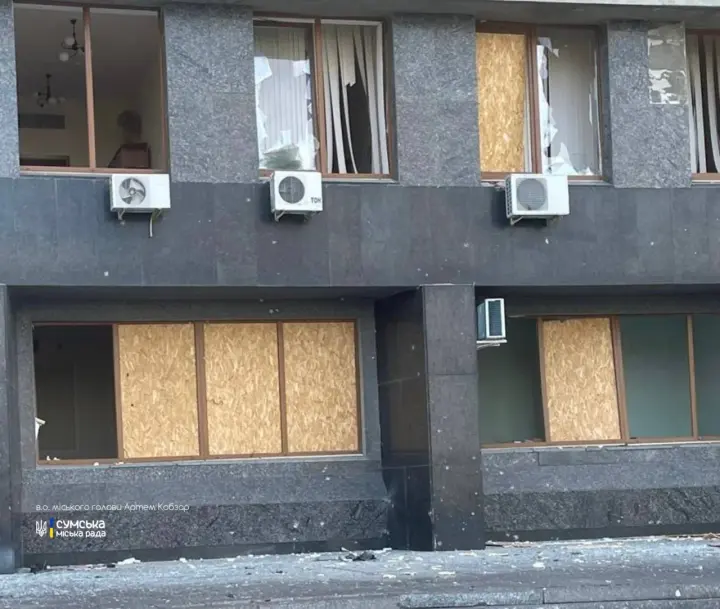 The enemy attacked the center of Sumy with a "Molniya": an administrative building was damaged, there is one wounded