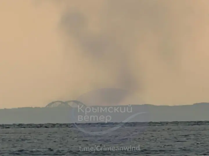Пожежі після прильотів у Криму фіксують на вокзалі у Керчі, на Арабатській стрілці і не тільки