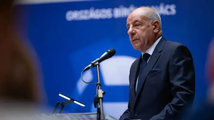 Президент Угорщини підписав конституційні зміни про своє усунення з посади