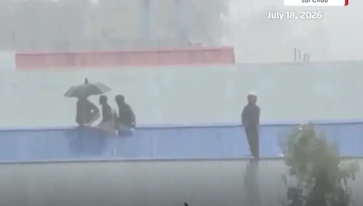 Внезапное наводнение накрыло север Вьетнама, есть погибшие и пропавшие без вести