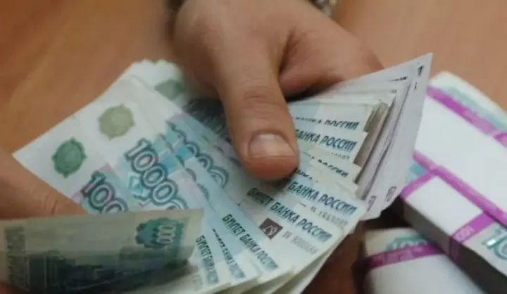 росіяни масово переходять на готівку через війну, відключення інтернету та зростання податків