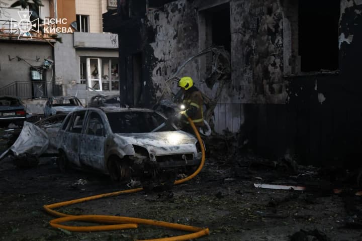 У Києві через нічну атаку рф загинула людина, ще восьмеро постраждали: ДСНС розповіла про наслідки у районах