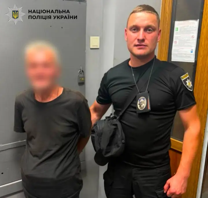 В Киеве мужчина ударил женщину по лицу на остановке, полиция возбудила дело