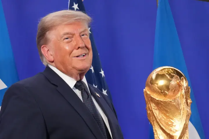 Трамп "поплескав" Кубок світу у VIP-ложі під час матчу