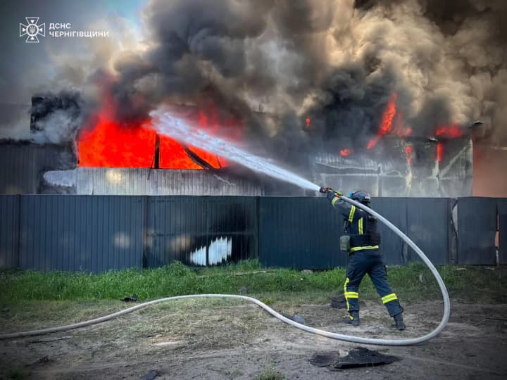 На Чернігівщині ліквідували пожежі після атаки російських безпілотників – ДСНС