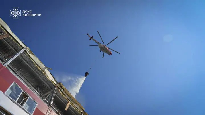 В Киевской области с помощью авиации потушили масштабный пожар после российской атаки на склады